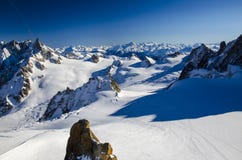 Cuesta sola del esquí en el top de las montañas francesas El mejor lugar para esquiar en Chamonix Mont Blanc imagenes de archivo Cuesta sola del esquí en el top de las montañas francesas El mejor lugar para esquiar en Chamonix Mont Blanc imagenes de archivo