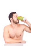 Cuffe bebendo do homem sem camisa imagem de stock Cuffe bebendo do homem sem camisa imagem de stock
