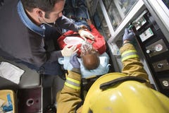 Cuidado de And Doctor Taking del bombero del hombre mayor fotos de archivo Cuidado de And Doctor Taking del bombero del hombre mayor fotos de archivo