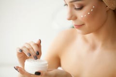 Cuidado de pele Estúdio disparado da jovem mulher bonita que aplica o moistur imagens de stock royalty free Cuidado de pele Estúdio disparado da jovem mulher bonita que aplica o moistur imagens de stock royalty free