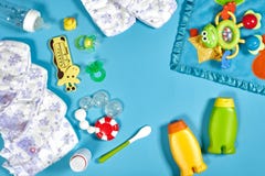 Cuidado del bebé con el sistema del baño Entrerrosca, juguete, pañales, champú en maqueta azul de la opinión superior del fondo foto de archivo Cuidado del bebé con el sistema del baño Entrerrosca, juguete, pañales, champú en maqueta azul de la opinión superior del fondo foto de archivo