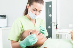 Cuidado dental periódico en oficina del dentista imágenes de archivo libres de regalías Cuidado dental periódico en oficina del dentista imágenes de archivo libres de regalías