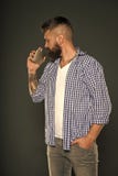 Cuidado facial hombre que presenta el producto del perfume aroma y olor Inconformista cauc?sico brutal con el bigote Inconformist fotos de archivo libres de regalías Cuidado facial hombre que presenta el producto del perfume aroma y olor Inconformista cauc?sico brutal con el bigote Inconformist fotos de archivo libres de regalías