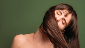 Cuidado profissional da beleza do cabelo do champ? natural fotografia de stock Cuidado profissional da beleza do cabelo do champ? natural fotografia de stock