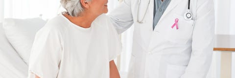 Cuide al hombre con la cinta de la conciencia del cáncer de pecho con el paciente fotos de archivo Cuide al hombre con la cinta de la conciencia del cáncer de pecho con el paciente fotos de archivo