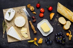 Cuisine française avec Brie Cheese et le pain images stock Cuisine française avec Brie Cheese et le pain images stock