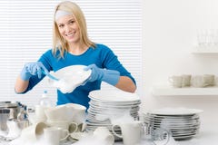 Cuisine moderne - paraboloïdes de lavage de femme heureuse image libre de droits Cuisine moderne - paraboloïdes de lavage de femme heureuse image libre de droits