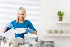 Cuisine moderne - paraboloïdes de lavage de femme heureuse photos stock Cuisine moderne - paraboloïdes de lavage de femme heureuse photos stock