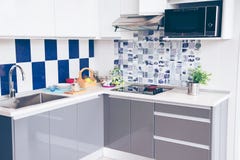 Cuisines luxueuses avec des fours, des fourneaux électriques, des montages mettants d'aplomb de luxe et des cheminées image stock Cuisines luxueuses avec des fours, des fourneaux électriques, des montages mettants d'aplomb de luxe et des cheminées image stock