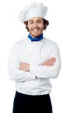 Cuisinier sûr de jeunes posant dans l'uniforme photos libres de droits Cuisinier sûr de jeunes posant dans l'uniforme photos libres de droits