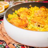 Cuisse de poulet et riz Biryani avec les pois Image libre de droits Cuisse de poulet et riz Biryani avec les pois Image libre de droits