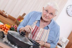 Cuisson de femme âgée image stock Cuisson de femme âgée image stock