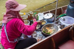 Cuisson de nourriture Protection-thaïlandaise sur le bateau au marché de flottement de Damnoen Saduak image libre de droits Cuisson de nourriture Protection-thaïlandaise sur le bateau au marché de flottement de Damnoen Saduak image libre de droits