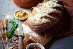 Cuisson de pain dans la composition Images stock Cuisson de pain dans la composition Images stock