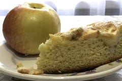 Cuisson du gâteau mousseline avec des pommes, Charlotte photographie stock libre de droits Cuisson du gâteau mousseline avec des pommes, Charlotte photographie stock libre de droits