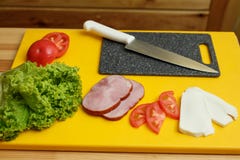 Cuisson du sandwich Tous les ingradients pour faire cuire le sandwich préparé sur la table en bois photos stock Cuisson du sandwich Tous les ingradients pour faire cuire le sandwich préparé sur la table en bois photos stock