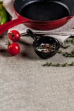 Culinaire achtergrond met lege pan Stock Afbeeldingen Culinaire achtergrond met lege pan Stock Afbeeldingen