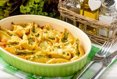 Culinária italiana - shell da massa enchidos com espinafres, ricota e cozidos com tomate imagem de stock Culinária italiana - shell da massa enchidos com espinafres, ricota e cozidos com tomate imagem de stock