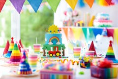 Cumpleaños del muchacho Torta para el pequeño niño Partido de los niños Fotografía de archivo Cumpleaños del muchacho Torta para el pequeño niño Partido de los niños Fotografía de archivo