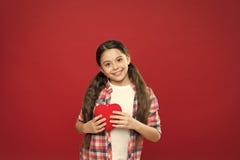 Cumprimento do cora??o sincero Mim a voc? Amor bonito do s?mbolo do cora??o da posse da crian?a da menina Comemore o dia de Valen foto de stock Cumprimento do cora??o sincero Mim a voc? Amor bonito do s?mbolo do cora??o da posse da crian?a da menina Comemore o dia de Valen foto de stock