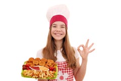 Cuoco della ragazza con le pepite di pollo ed il segno della mano di approvazione fotografia stock Cuoco della ragazza con le pepite di pollo ed il segno della mano di approvazione fotografia stock