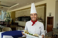 Cuoco unico che si leva in piedi al ristorante fotografie stock Cuoco unico che si leva in piedi al ristorante fotografie stock