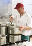 Cuoco unico in cucina industriale immagine stock libera da diritti Cuoco unico in cucina industriale immagine stock libera da diritti