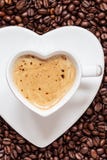 Cuore della tazza di caffè macchiato a forma di con il cappucino Fotografia Stock Libera da Diritti Cuore della tazza di caffè macchiato a forma di con il cappucino Fotografia Stock Libera da Diritti