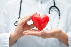 Cuore della tenuta di medico immagini stock Cuore della tenuta di medico immagini stock