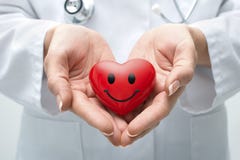 Cuore della tenuta di medico fotografie stock libere da diritti Cuore della tenuta di medico fotografie stock libere da diritti
