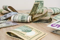 Cuore delle banconote in dollari americane immagine stock libera da diritti Cuore delle banconote in dollari americane immagine stock libera da diritti