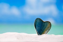 Cuore di vetro verde sulla spiaggia di sabbia bianca, immagine stock Cuore di vetro verde sulla spiaggia di sabbia bianca, immagine stock