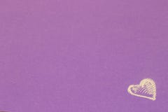 Cuore dipinto con gesso su fondo viola fotografia stock libera da diritti Cuore dipinto con gesso su fondo viola fotografia stock libera da diritti