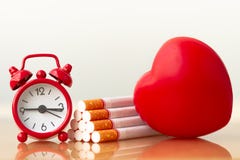 Cuore e sigarette rossi Sigaretta di fumo che distrugge salute fotografia stock Cuore e sigarette rossi Sigaretta di fumo che distrugge salute fotografia stock