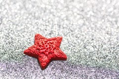 Cuore rosso su un fondo brillante argenteo simile a ghiaccio Carta festiva per il nuovo anno ed il Natale, Immagine Stock Cuore rosso su un fondo brillante argenteo simile a ghiaccio Carta festiva per il nuovo anno ed il Natale, Immagine Stock