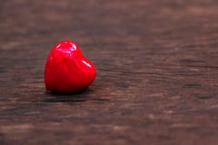 Cuore rosso su vecchio legno per amore ed il fondo dei biglietti di S. Valentino immagini stock Cuore rosso su vecchio legno per amore ed il fondo dei biglietti di S. Valentino immagini stock