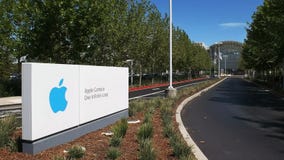 CUPERTINO, CA - 28-ОЕ АВГУСТА 2015: дорога входа до штабы яблока и один бесконечный цикл расположенные в cupertino стоковые фото CUPERTINO, CA - 28-ОЕ АВГУСТА 2015: дорога входа до штабы яблока и один бесконечный цикл расположенные в cupertino стоковые фото