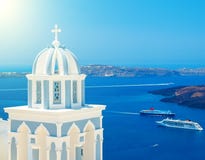 Cupola blu della chiesa famosa in Santorini con la vista sulla caldera e sulle navi da crociera immagine stock libera da diritti Cupola blu della chiesa famosa in Santorini con la vista sulla caldera e sulle navi da crociera immagine stock libera da diritti