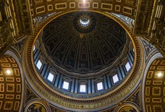 Cupola della st Peters Basilica nel Vaticano immagine stock libera da diritti Cupola della st Peters Basilica nel Vaticano immagine stock libera da diritti