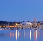 Cupola di Tacoma con le barche ed il porticciolo. Città del centro alla notte. fotografia stock libera da diritti Cupola di Tacoma con le barche ed il porticciolo. Città del centro alla notte. fotografia stock libera da diritti