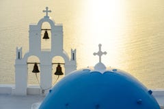 Cupola e belltower della chiesa di Agios Theodori al tramonto Fotografia Stock Cupola e belltower della chiesa di Agios Theodori al tramonto Fotografia Stock