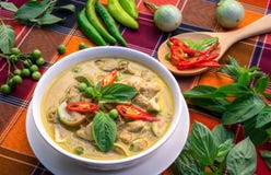 Curry tailandese sul fondo della tavola, curry verde W di verde del pollo dell'alimento fotografia stock libera da diritti Curry tailandese sul fondo della tavola, curry verde W di verde del pollo dell'alimento fotografia stock libera da diritti