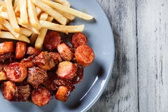 Currywurst alemão tradicional - partes de salsicha com sau do caril imagem de stock royalty free Currywurst alemão tradicional - partes de salsicha com sau do caril imagem de stock royalty free