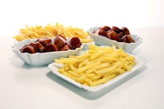 Currywurst z dłoniakami tradycyjny niemiecki jedzenie z kiełbasami i currym zdjęcie royalty free Currywurst z dłoniakami tradycyjny niemiecki jedzenie z kiełbasami i currym zdjęcie royalty free