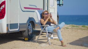 Curso no motorhome Mulher de viagem pela roulotte móvel rv campervan Caf? bebendo da mulher video estoque Curso no motorhome Mulher de viagem pela roulotte móvel rv campervan Caf? bebendo da mulher video estoque