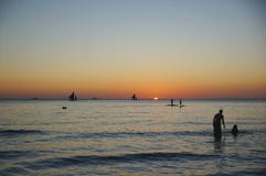 Curso romântico da praia do por do sol para o verão do divertimento das férias da lua de mel no papel de parede fotos de stock Curso romântico da praia do por do sol para o verão do divertimento das férias da lua de mel no papel de parede fotos de stock