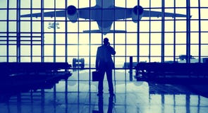 Curso sozinho estando Conce de Airport Terminal Waiting do homem de negócios Imagem de Stock Royalty Free Curso sozinho estando Conce de Airport Terminal Waiting do homem de negócios Imagem de Stock Royalty Free