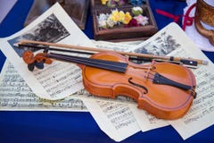 Curva de violino na música de fundo Instrumentos musicais de madeira imagem de stock royalty free Curva de violino na música de fundo Instrumentos musicais de madeira imagem de stock royalty free