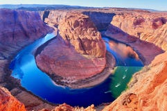 Curvatura della scarpa del cavallo, il fiume Colorado in pagina, Arizona U.S.A. immagini stock Curvatura della scarpa del cavallo, il fiume Colorado in pagina, Arizona U.S.A. immagini stock