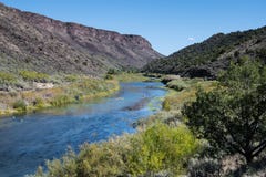Curve del Rio Grande attraverso Rio Grande Gorge nel New Mexico del Nord immagini stock libere da diritti Curve del Rio Grande attraverso Rio Grande Gorge nel New Mexico del Nord immagini stock libere da diritti